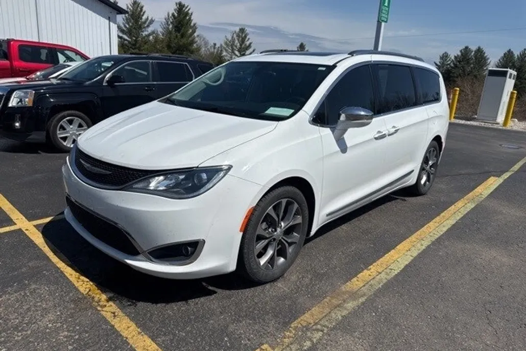 2017 Chrysler Pacifica Limited photo 1