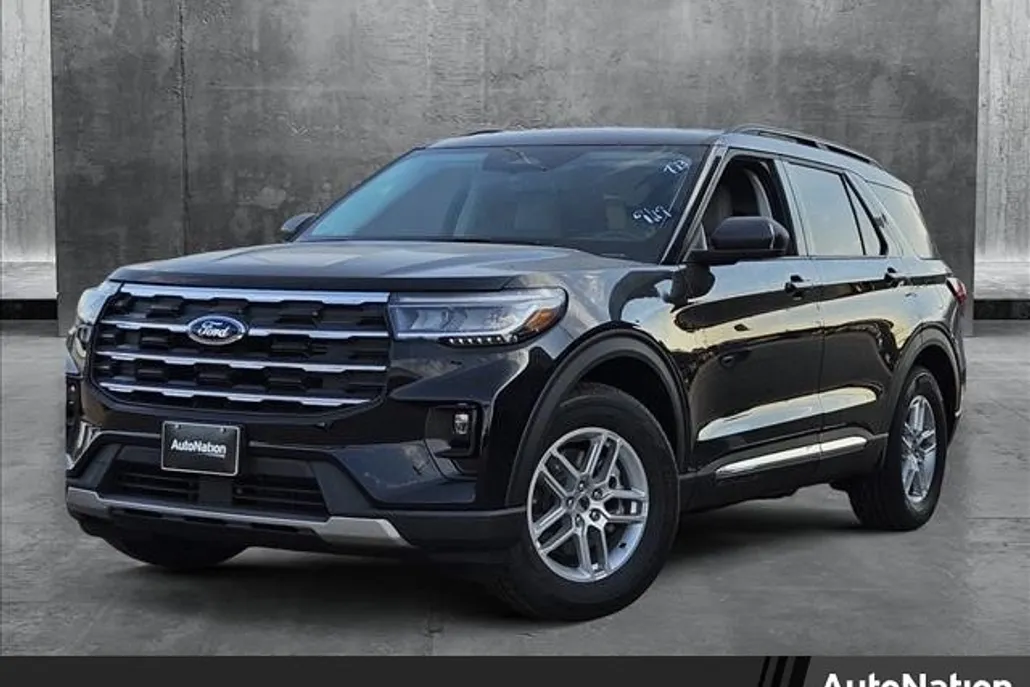 2025 Ford Explorer photo 1
