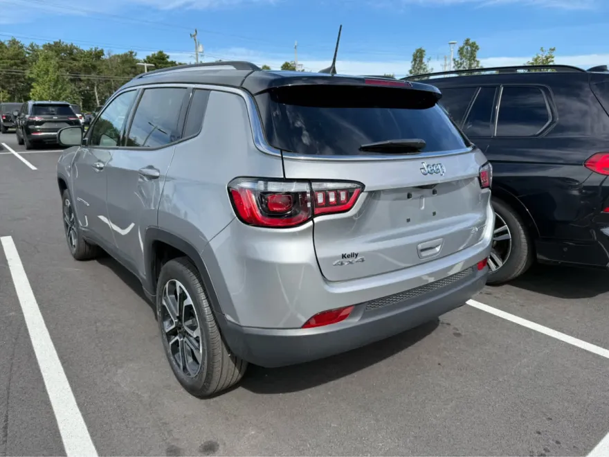 2022 Jeep Compass Limited photo 1