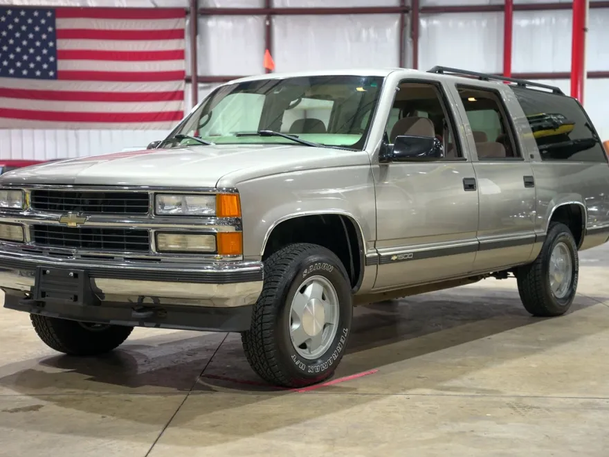1999 Chevrolet Suburban LS photo 1