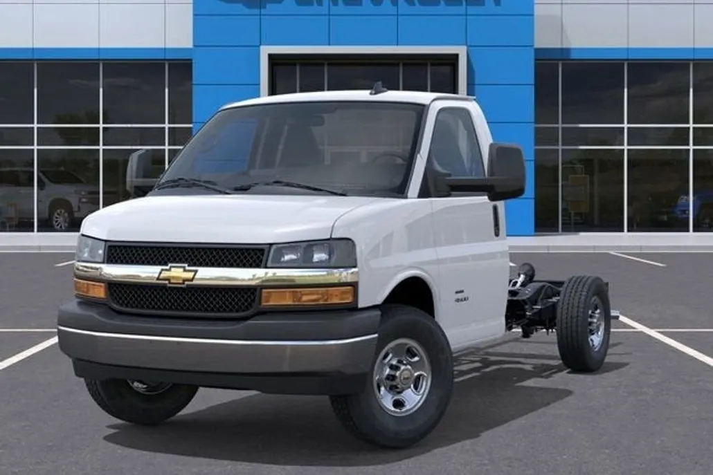 2025 Chevrolet Express Cutaway 3500 photo 1