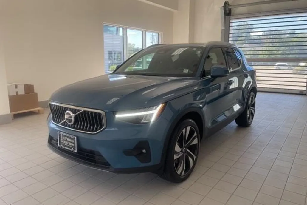 2023 Volvo XC40 AWD Plus photo 1
