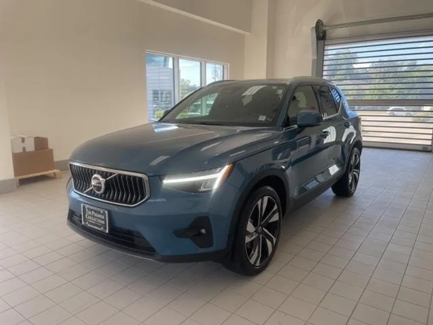 2023 Volvo XC40 AWD Plus photo 1