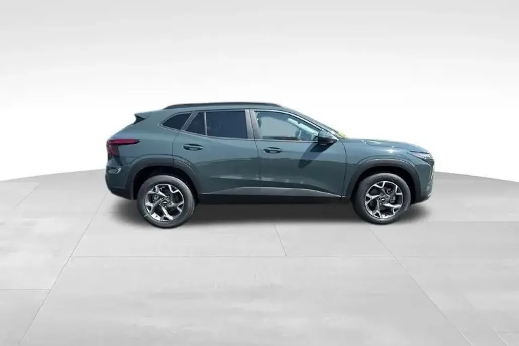 2025 Chevrolet Trax LT photo 1