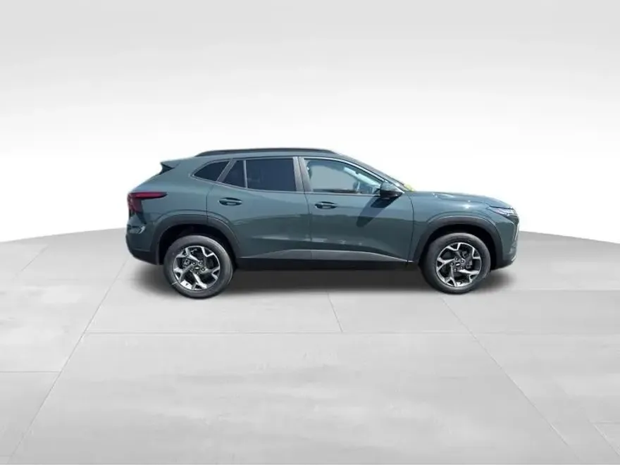 2025 Chevrolet Trax LT photo 1