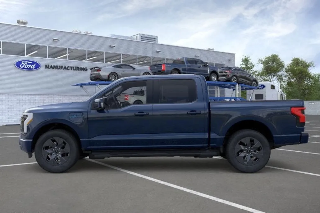 2025 Ford F-150 Lightning Lariat photo 1