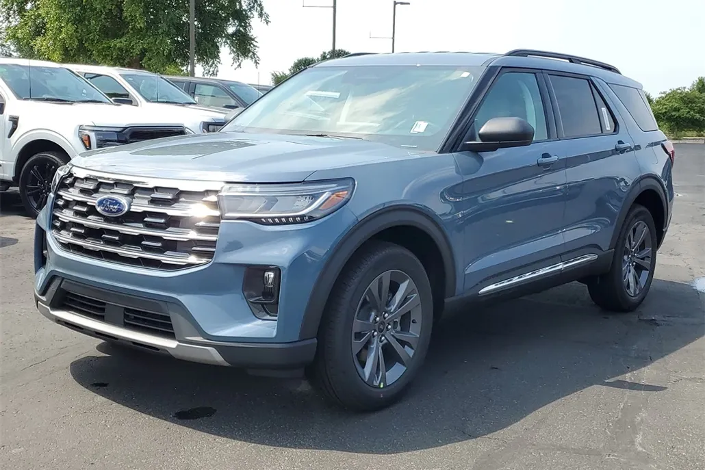 2025 Ford Explorer photo 1