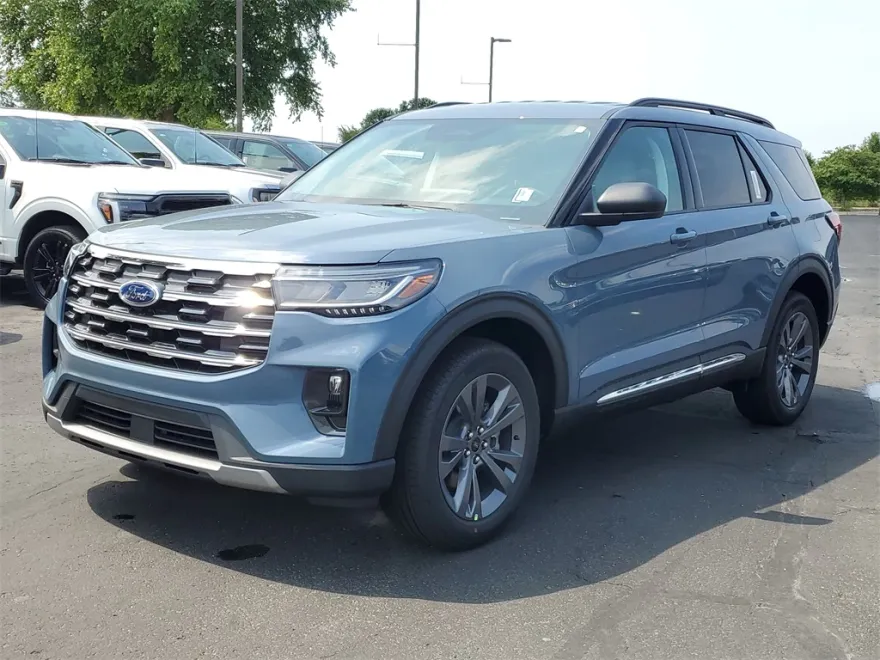 2025 Ford Explorer photo 1