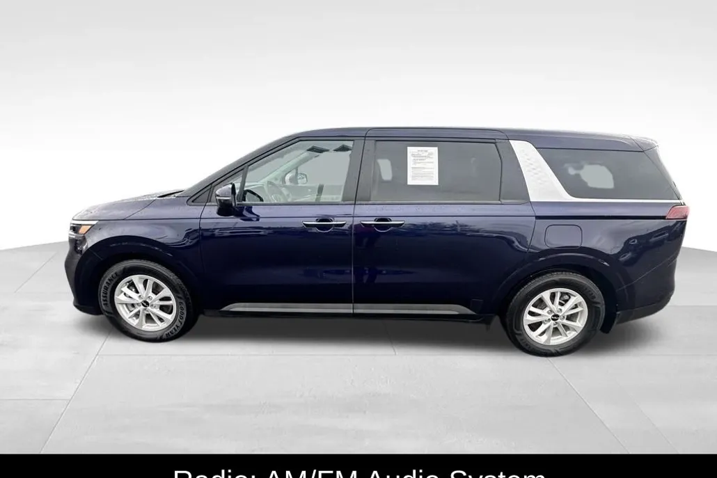 2024 Kia Carnival LX photo 1