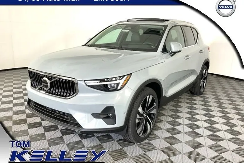 2025 Volvo XC40 photo 1