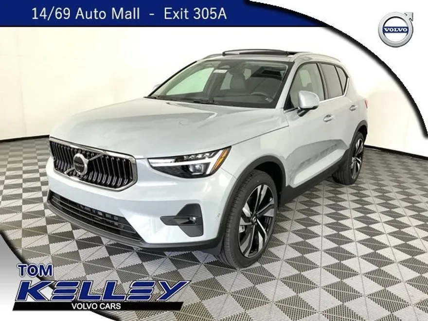 2025 Volvo XC40 photo 1