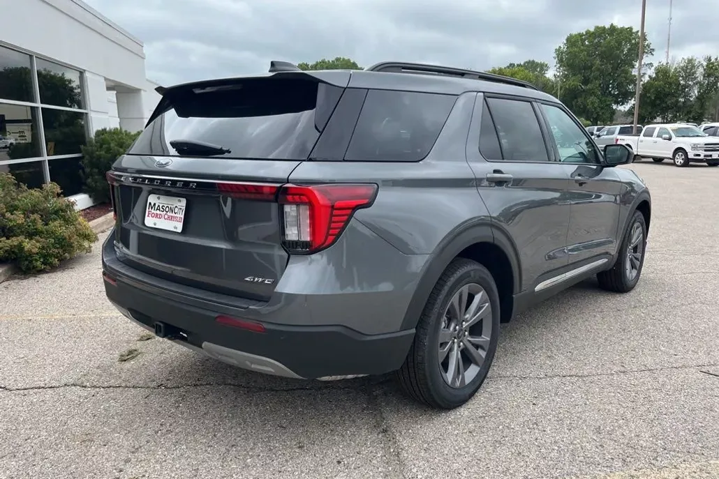2025 Ford Explorer photo 1