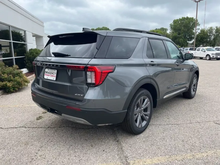 2025 Ford Explorer photo 1