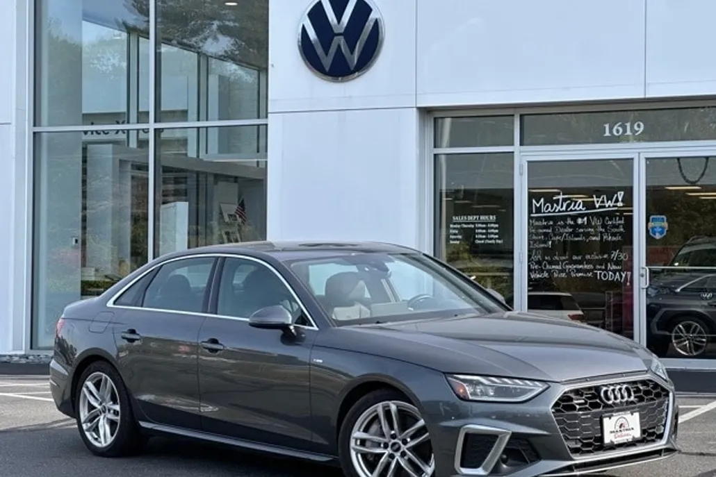 2023 Audi A4 45 S line Premium Plus Quattro photo 1
