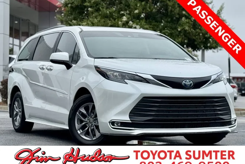2024 Toyota Sienna XLE photo 1