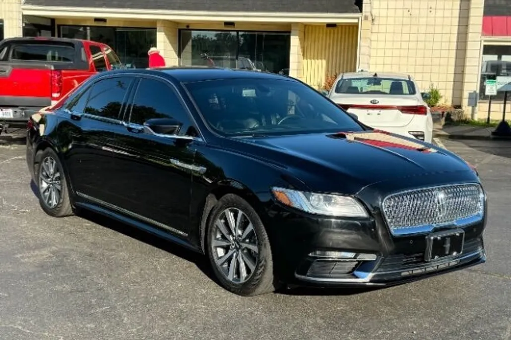 2017 Lincoln Continental photo 1
