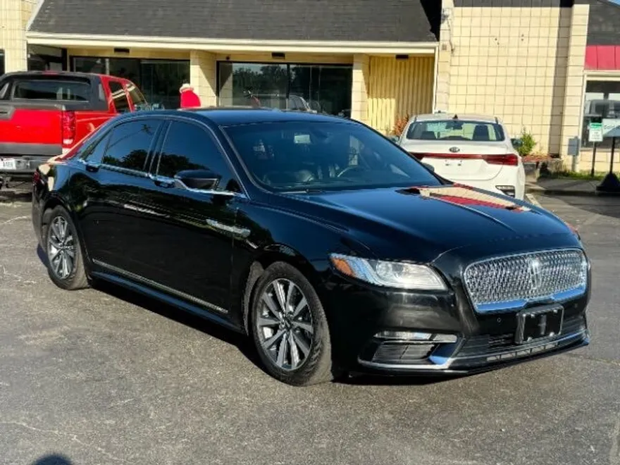 2017 Lincoln Continental photo 1