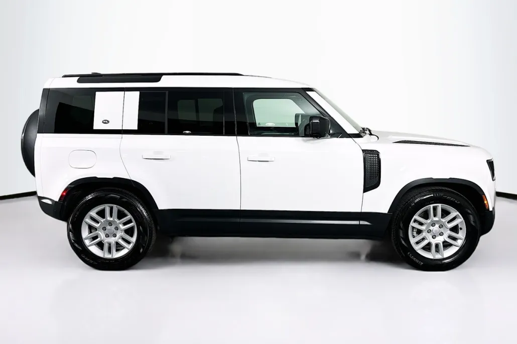 2024 Land Rover Defender 110 S photo 1