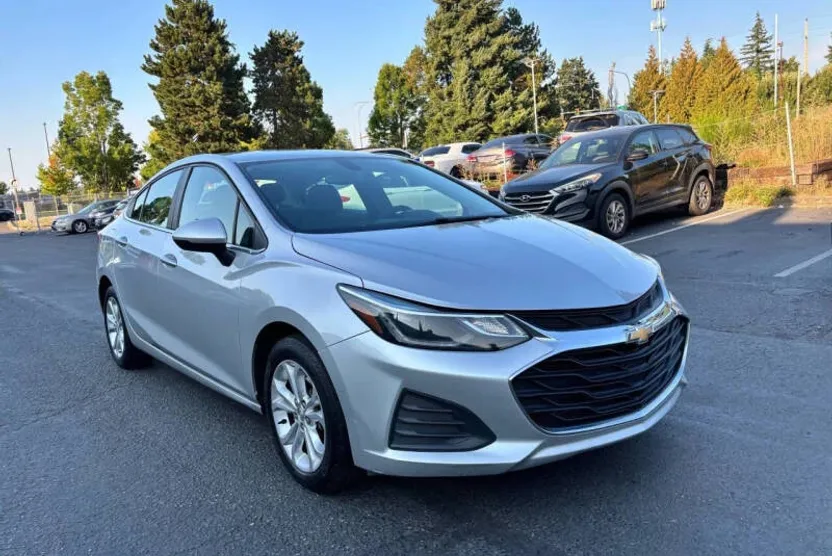 2019 Chevrolet Cruze LT photo 1