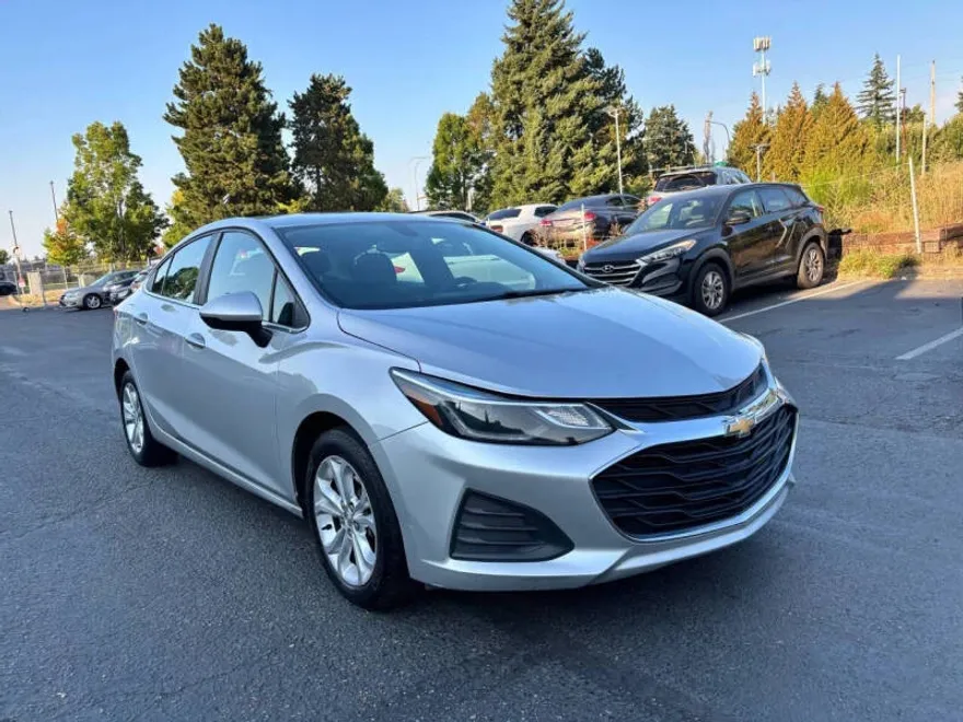 2019 Chevrolet Cruze LT photo 1