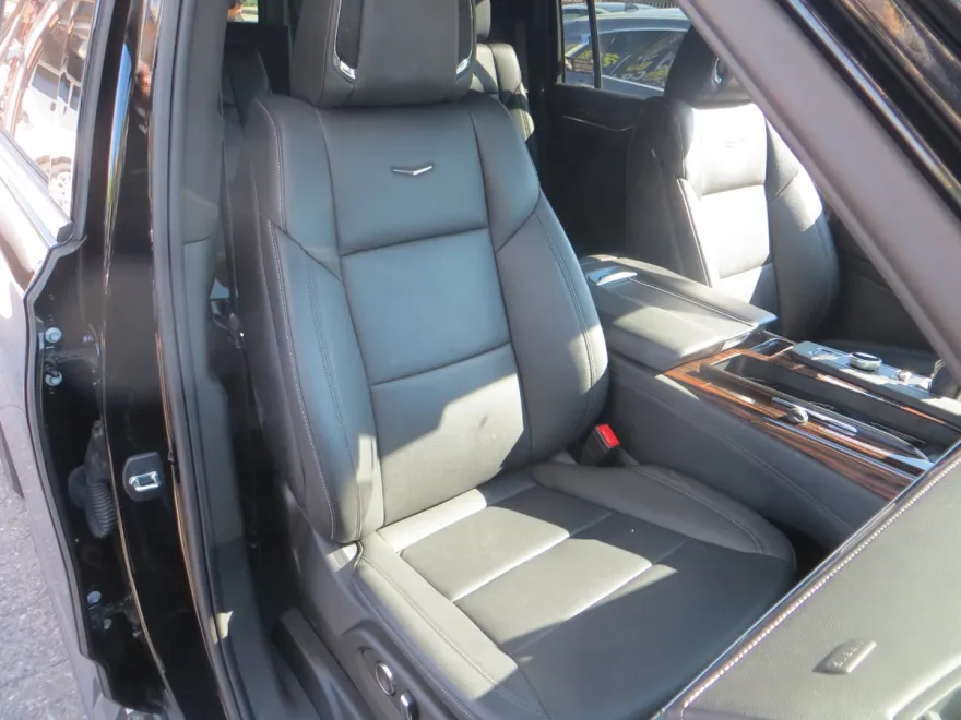 2023 Cadillac Escalade ESV Luxury photo 1