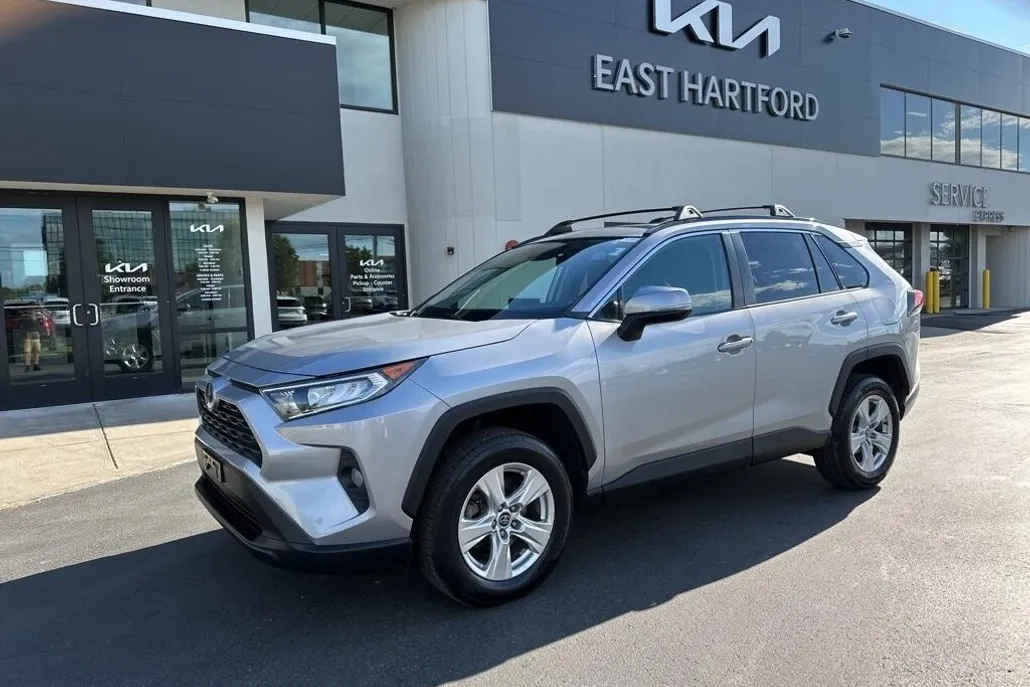 2020 Toyota RAV4 XLE photo 1