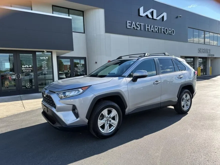 2020 Toyota RAV4 XLE photo 1