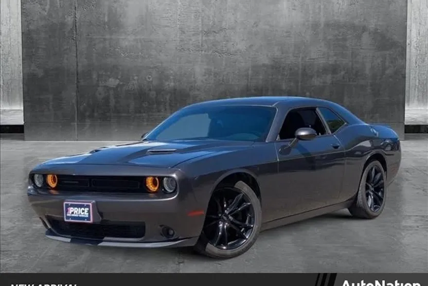 2017 Dodge Challenger SXT photo 1