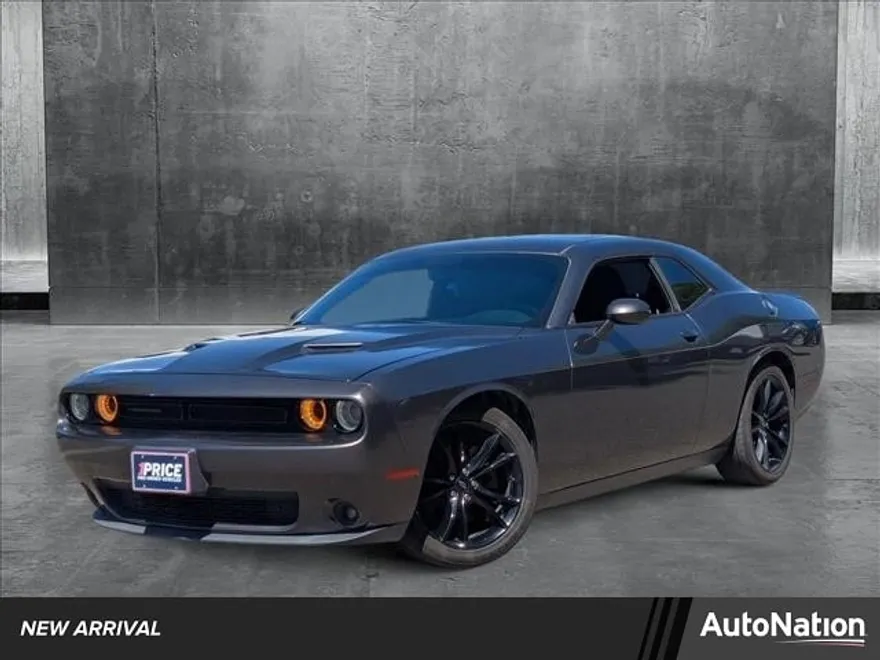 2017 Dodge Challenger SXT photo 1