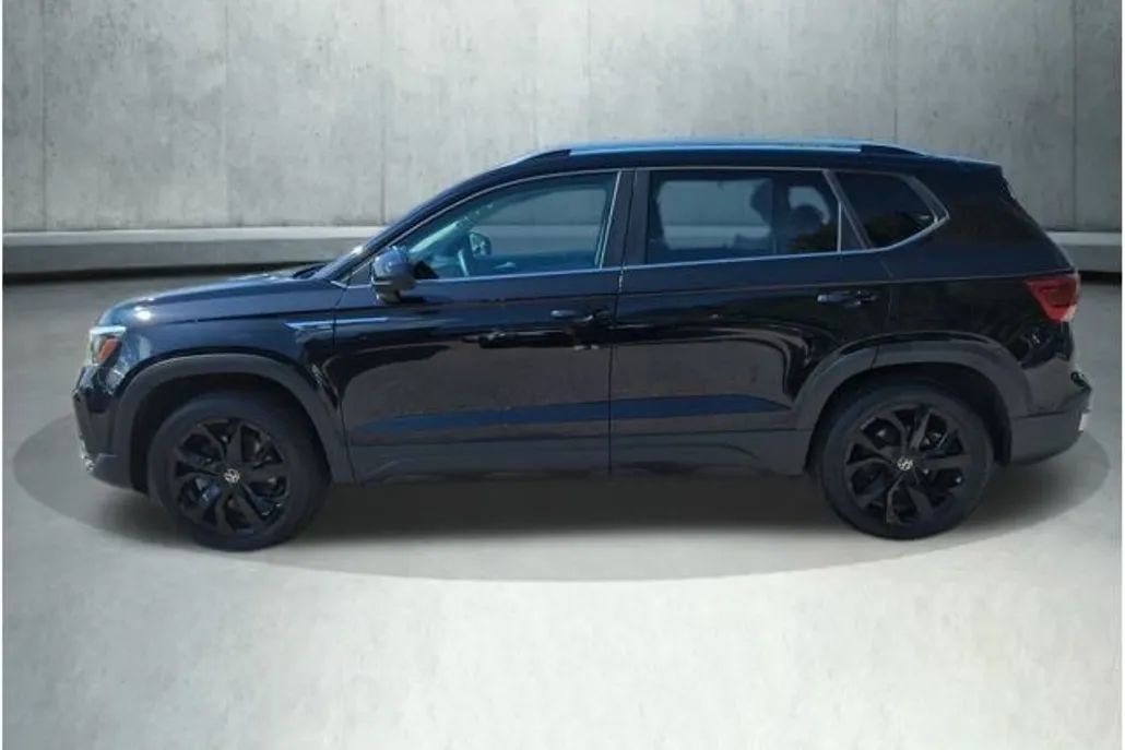 2023 Volkswagen Taos SE photo 1