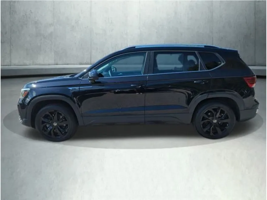 2023 Volkswagen Taos SE photo 1