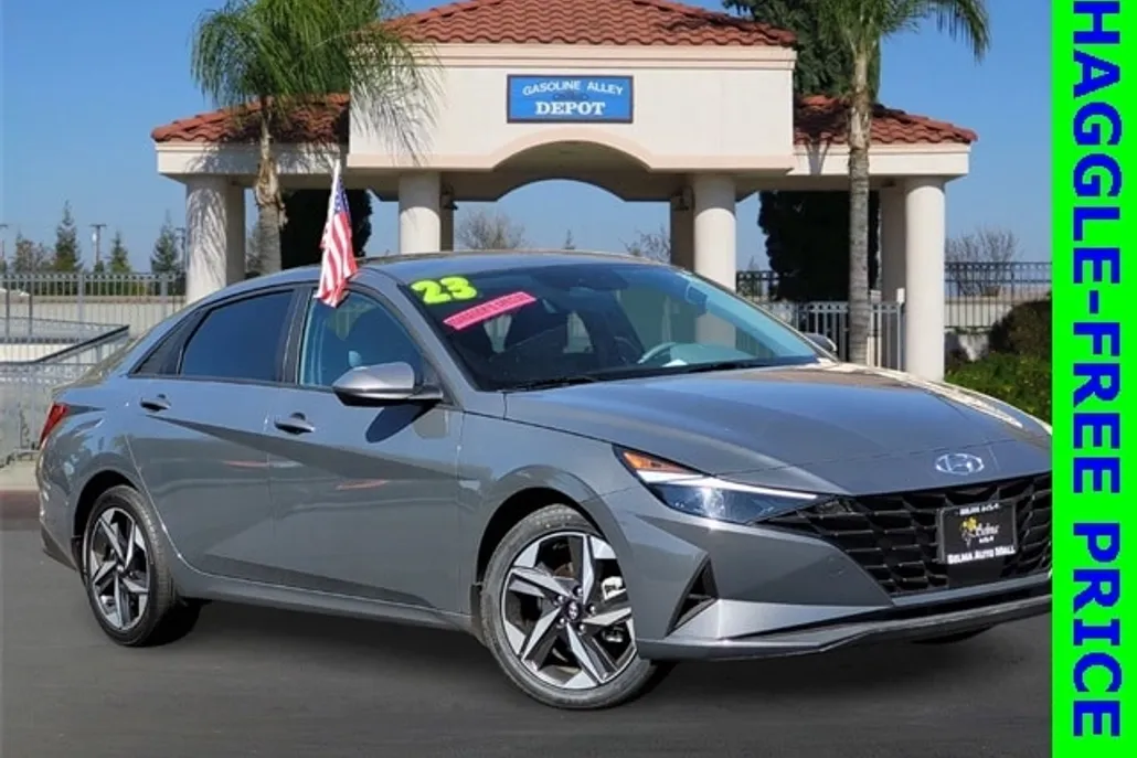2023 Hyundai Elantra SEL photo 1
