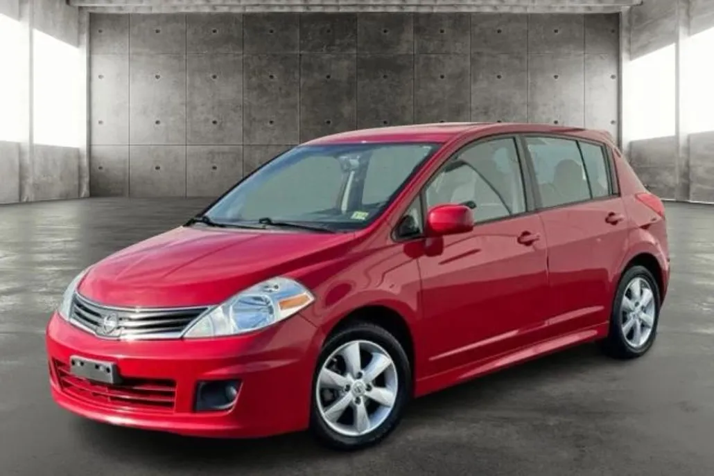 2012 Nissan Versa SL photo 1