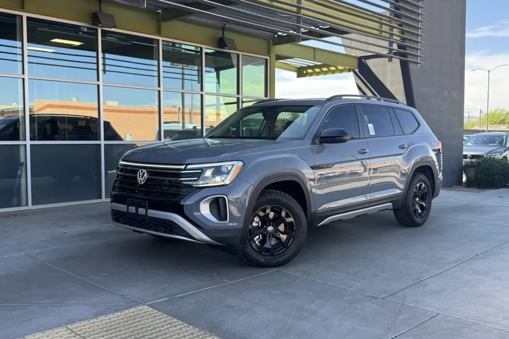 2024 Volkswagen Atlas Peak Edition SE Technology photo 1