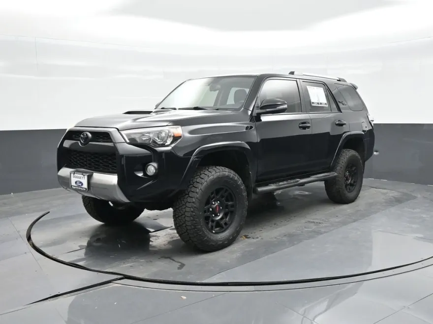 2017 Toyota 4Runner SR5 photo 1