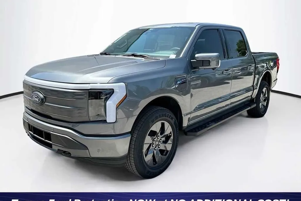 2025 Ford F-150 Lightning Lariat photo 1