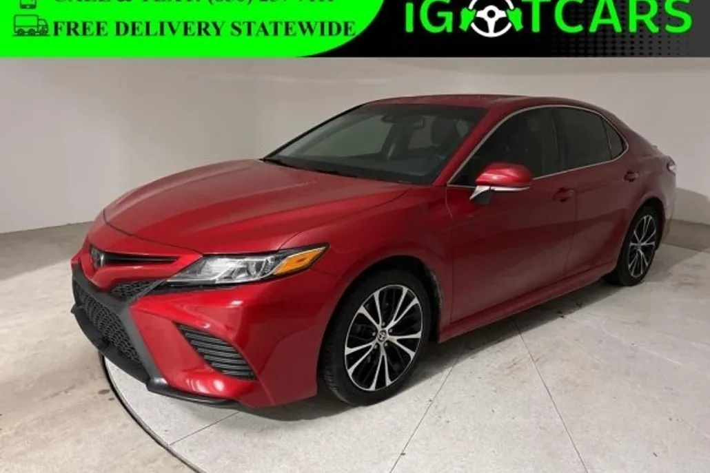 2020 Toyota Camry SE photo 1