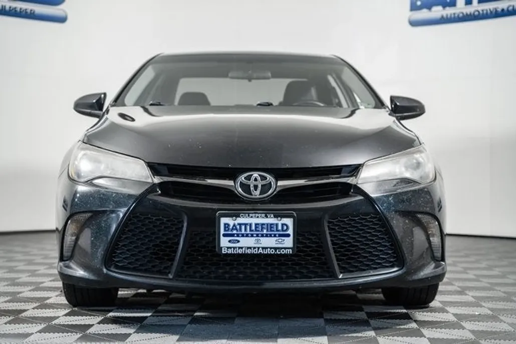 2016 Toyota Camry SE photo 1