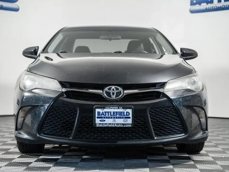 2016 Toyota Camry SE photo 1