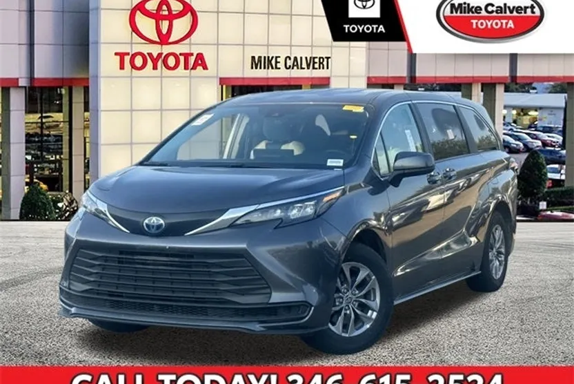 2025 Toyota Sienna LE photo 1