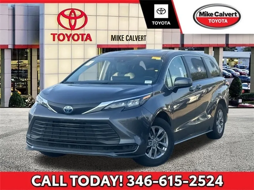 2025 Toyota Sienna LE photo 1