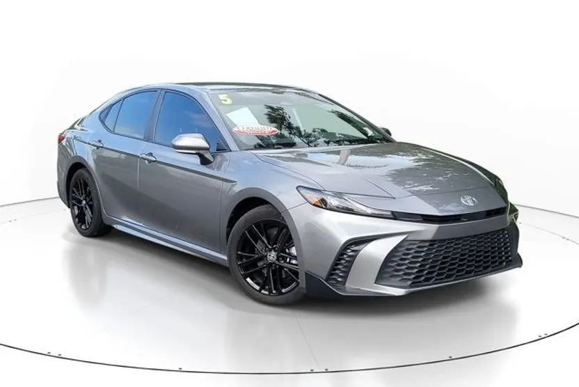 2025 Toyota Camry SE photo 1