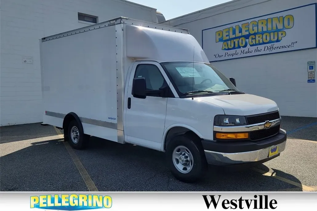 2025 Chevrolet Express Cutaway 3500 photo 1