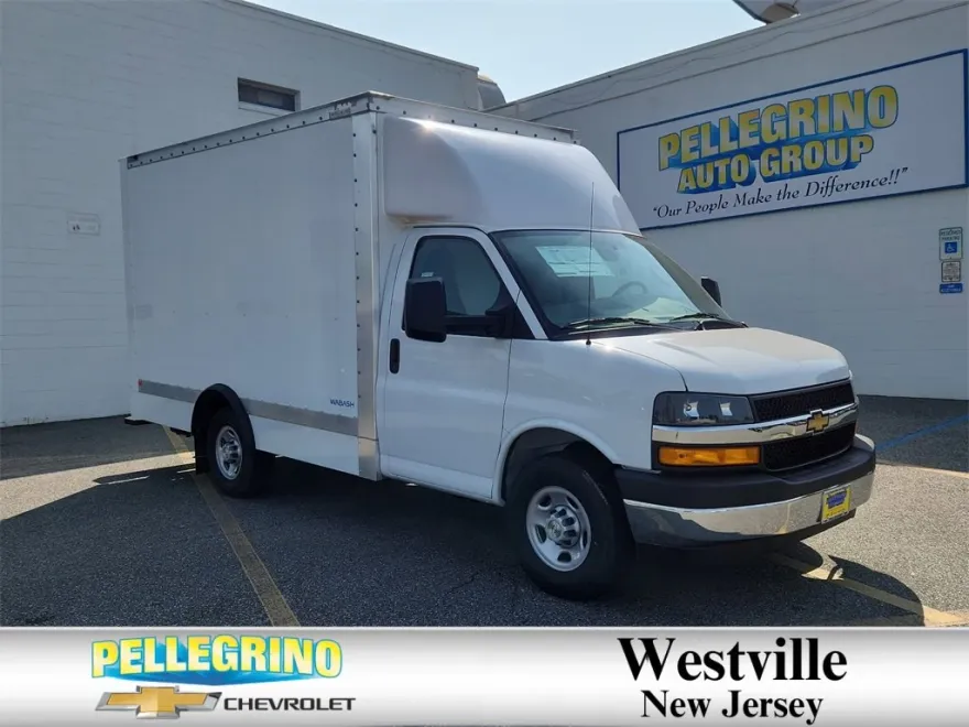 2025 Chevrolet Express Cutaway 3500 photo 1