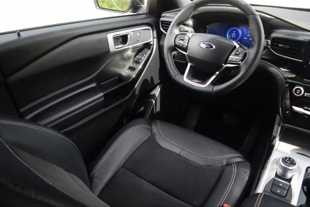 2022 Ford Explorer ST photo 1