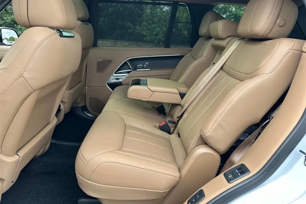 2025 Land Rover Range Rover SE photo 1