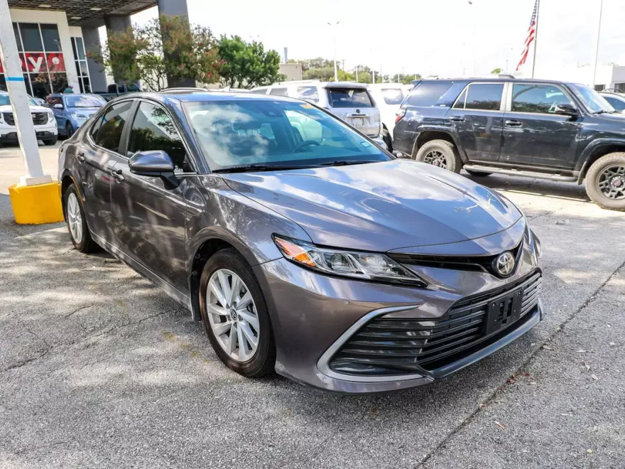 2022 Toyota Camry LE photo 1