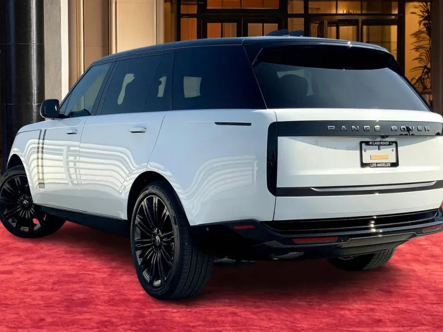 2025 Land Rover Range Rover SE photo 1