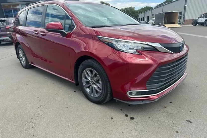 2022 Toyota Sienna XLE photo 1