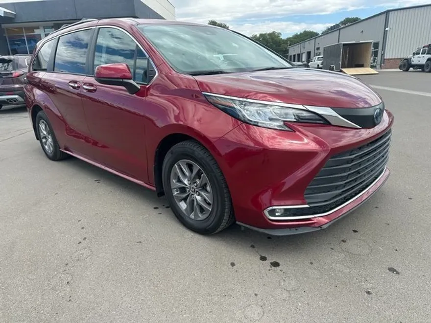 2022 Toyota Sienna XLE photo 1